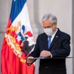 AME4940. SANTIAGO (CHILE), 28/07/2020.- Fotografía cedida por la Presidencia de Chile que muestra al mandatario chileno Sebastián Piñera durante un acto de Gobierno este martes, en Santiago (Chile). Piñera acometió este martes un gran cambio ministerial, que incluye a poderosas carteras como Interior, Defensa y Relaciones Exteriores, luego de sufrir una importante derrota la semana pasada con la aprobación del retiro anticipado de las pensiones. Se trata del quinto cambio de gabinete desde que Piñera llegó al poder en marzo de 2018 para su segundo mandato no consecutivo y del cuarto desde que comenzó la pandemia hace cuatro meses y medio en Chile, donde se han registrado 349.800 infectados y 9.240 muertos. EFE/ PRESIDENCIA CHILE/ SÓLO USO EDITORIAL/NO VENTAS