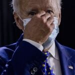 El candidato demócrata a la Casa Blanca, Joe Biden, con mascarilla, tras finalizar su discurso sobre la lucha contra la discriminación racial en Delaware