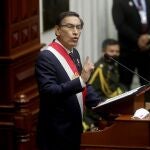LIM01. LIMA (PERÚ), 28/07/2020.- Fotografía cedida por la Agencia Andina y la Presidencia del Perú que muestra al presidente peruano, Martín Vizcarra, mientras ofrece el discurso de Fiestas Patrias en la Sesión Solemne en el Congreso de la República, este martes en la ciudad de Lima (Perú). EFE/Andina/Presidencia/SOLO USO EDITORIAL/NO VENTAS