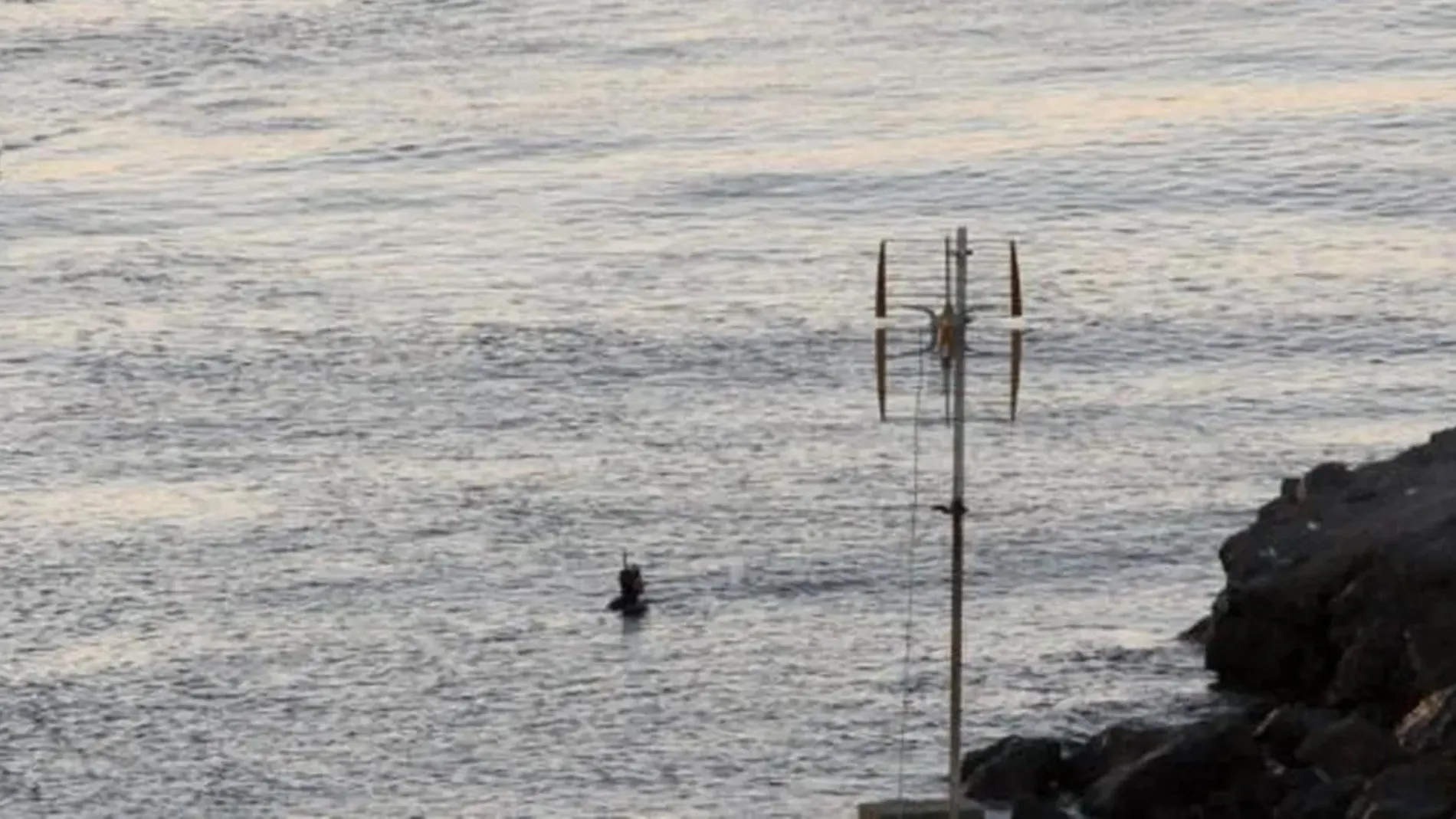 Agente de la Guardia Civil en labores de búsqueda en la zona en que se produjo la tragedia