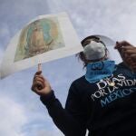 MEX4874. CIUDAD DE MÉXICO (MÉXICO), 28/07/2020.- Integrantes del frente nacional por la familia, protestan contra la despenalización del aborto este martes, el Zócalo de Ciudad de México (México). México espera un fallo histórico de la Suprema Corte de Justicia de la Nación (SCJN), que este miércoles podría declarar, por primera vez, que un Congreso estatal debe despenalizar el aborto, criminalizado en casi todo el país. EFE/Sáshenka Gutiérrez