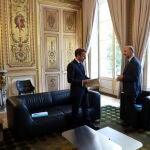 El presidente francés Emmanuel Macron recibe el informe anual del Tribunal de Cuentas por su predidente Pierre Moscovici en el Palacio del Elíseo