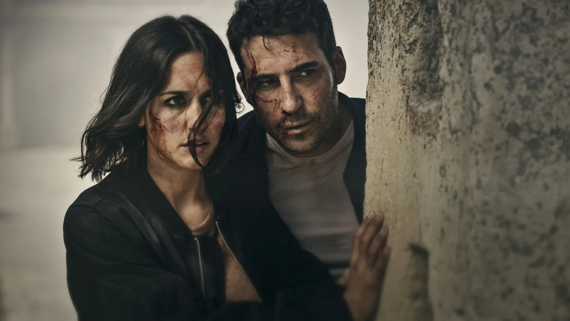 Megan Montaner y Miguel Ángel SIlvestre en "30 monedas"