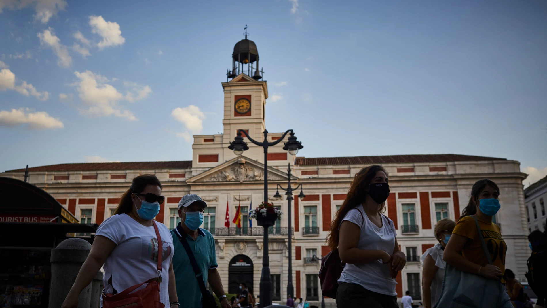 Ciudadanos caminan frente a la Real Casa de Correos, sede del Gobierno regional