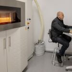 Imagen de un operario de Seat imprimiendo una pieza en 3D
