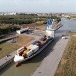 Un buque mercante cruza la esclusa del Puerto de Sevilla