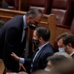 El diputado de Vox, Javier Ortega Smith pasa ante el líder de su partido, Santiago Abascal, al inicio del pleno del Congreso