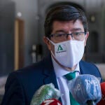 El vicepresidente de la Junta, Juan Marín, durante un canutazo, tras la firma del Acuerdo para la Reactivación Económica, en el Palacio de San Telmo