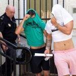 Los dos jóvenes de 20 años detenidos en la localidad de Fuengirola como presuntos autores de una agresión sexual a una chica de 18 años en Málaga capital, salen custodiados por la Policía Nacional del Juzgado de Instrucción número 1 de Fuengirola (Málaga)