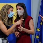 Las ministras de Trabajo y Economía Social, Yolanda Díaz (i), e Igualdad, Irene Montero