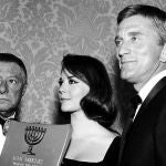Natalie Wood entrega un premio de la comunidad judía a Kirk Douglas