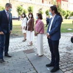 El presidente del Gobierno, Pedro Sánchez y el Rey Felipe VI (2i), saludan a la presidenta del Senado, Pilar Llop (5i); la presidenta de La Rioja, Concha Andreu (4i); y los vicepresidentes Carmen Calvo (3i), Pablo Iglesias (2i) y Nadia Calviño (1i), antes de la celebración de la XXI Conferencia de Presidentes en el monasterio de Yuso, en San Millán de la Cogolla, La Rioja