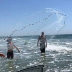 Una pesca de anchoas improvisada en Fregene, Mar Tirreno. Roma