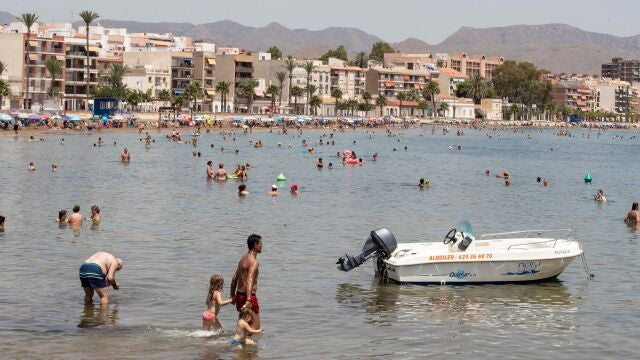 Decenas de personas disfrutan de un soleado día en la playa del Puerto de Mazarrón