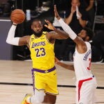 LeBron James volvió a marcar diferencias en el regreso de la NBA.