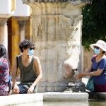 Varias personas se refrescan en Córdoba, donde se mezcla ola de calor y la pandemia