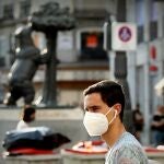 Calles de Madrid con gente con mascarilla
