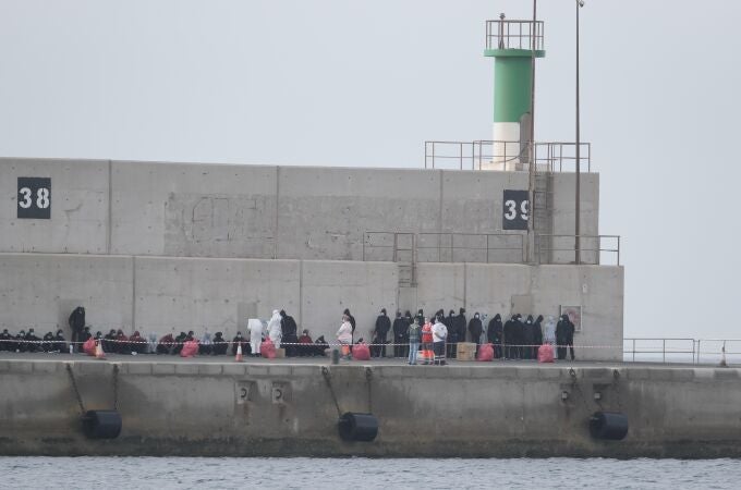 Inmigrantes que sí lograron llegar a Canarias tras ser rescatados de los cayucos que los transportaban . EFE/Ángel Medina G.