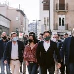 La parlamentaria de Vox, Amaia Martinez acompañada del presidente de este partido, Santiago Abascal a su llegada al Parlamento Vasco en Vitoria