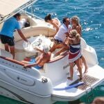 Enrique Ponce y Ana Soria pasan el día en alta mar con la familia y las amigas de la joven