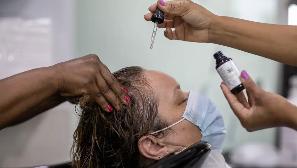 Adriana, la peluquera de Ro's, aplica el tratamiento con cannabis a Marina