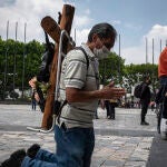 02 August 2020, Mexico, Mexico City: A man wearing a face mask holds a cross as he takes part in the Sunday mass in front of the Basilica of Our Lady of Guadalupe. Photo: Jacky Muniello/dpa02/08/2020 ONLY FOR USE IN SPAIN