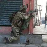 Un soldado del Ejército afgano toma posiciones cerca del lugar el ataque en Jalalabad