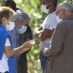 Vecinos de Oencia esperan para hacerse la prueba PCR