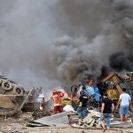 Bomberos trabajan para sofocar las llamas