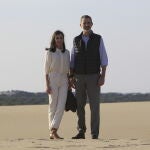 Los Reyes Felipe VI y doña Letizia, durante la visitan el Parque Nacional de Doñana, Almonte (Huelva).
