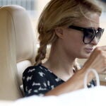 Paris Hilton disfrutando de un snack en el coche en Malibu.