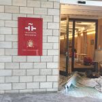 Entrada del Instituto Cervantes en Beirut con daños por la explosión