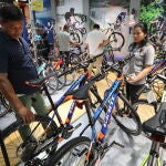 Clientes miran una bicicletas en un establecimiento de Phnom Penh (Camboya)
