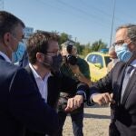 El presidente de la Generalitat, Quim Torra, saluda al vicepresidente del Govern, Pere Aragonés durante su visita hoy a los terrenos donde se ubicará el nuevo Hospital Universitario Josep Trueta, entre los municipios de Salt y Girona.