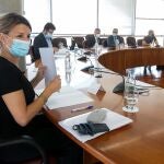 La ministra de Trabajo, Yolanda Díaz, se reunió este miércoles con los consejeros del Gobierno de Canarias Elena Máñez (Economía), y Noemí Santana (Derechos Sociales); los presidentes de las dos patronales de la comunidad autónoma, José Carlos Francisco (CEOE-Tenerife) y Agustín Manrique de Lara (CCE), y representantes de los principales sindicatos, Pastora Calvo (UGT) y José Ángel Brito (CCOO)