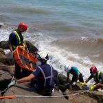 Los bomberos bajan la camilla para recuperar el cuerpo del hombre