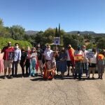 Una veintena de vecinos de Galapagar anunciaron ayer junto a la vivienda de Pablo Iglesias la interposición de una querella contra el líder de Podemos