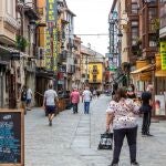 Varias personas caminan este jueves por una calle de Aranda de Duero. La Junta de Castilla y León ha aprobado un plan de contención para aislar durante 14 días a Aranda de Duero (Burgos), de más de 32.000 habitantes, que sufre una elevada tasa de incidencia de coronavirus y que tiene como objetivo contener una posible transmisión comunitaria de la enfermedad