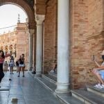 Turistas ven un espectáculo flamenco en la Plaza de España de Sevilla