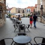 Una pareja pasea por una calle de la localidad burgalesa de Aranda de Duero, junto a la Catedral