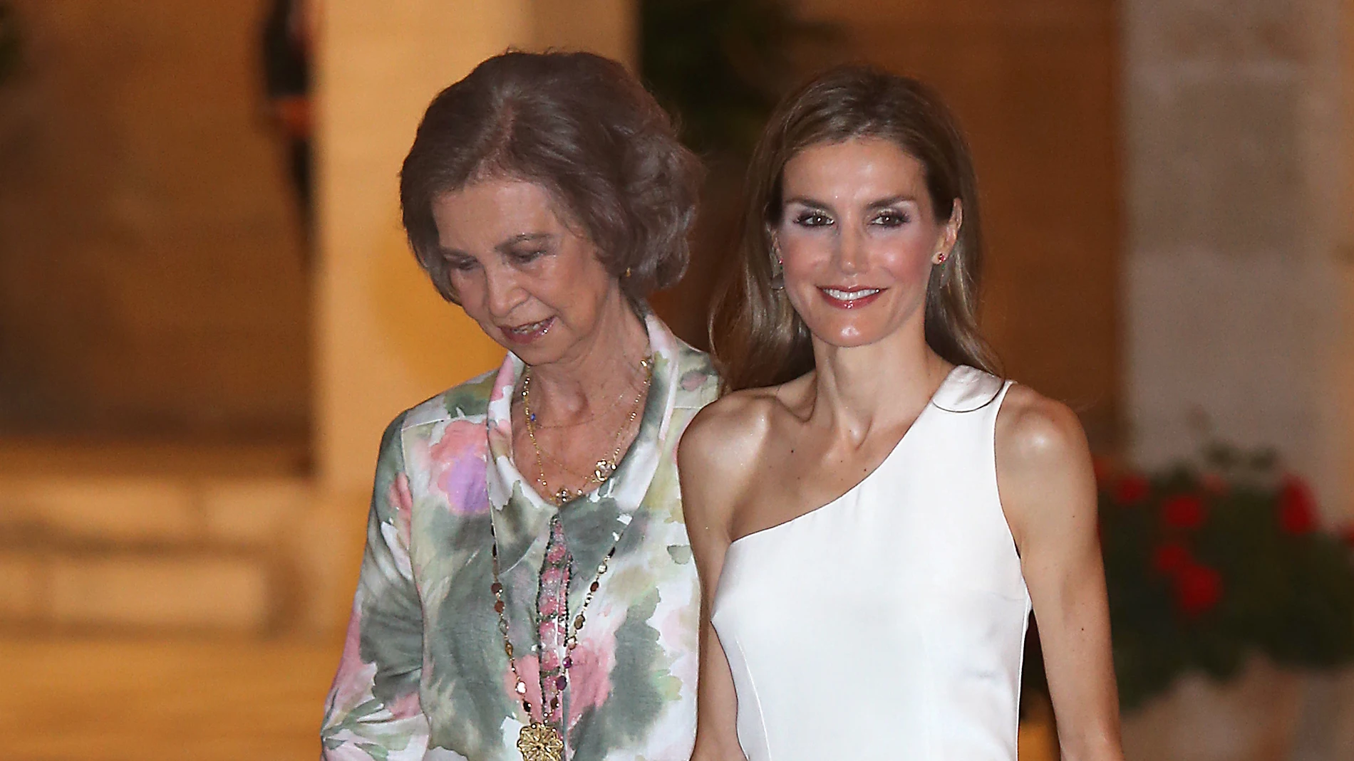 LA REINA DE ESPAÑA LETIZIA ORTIZ JUNTO A LA REINA SOFIA DURANTE LA RECEPCION OFICIAL A LAS AUTORIDADES DE LAS ISLAS BALEARES Y A UNA REPRESENTACION DE LA SOCIEDAD BALEAR CON MOTIVO DE LA ESTANCIA ESTIVAL DE LA FAMILIA REAL EN MALLORCA2014MALLORCA