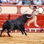 Susto de Enrique Ponce en el primer toro en la Plaza de Toros del Puerto de Santa María