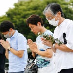 Los japones honran a las víctimas de la bomba atómica de Hiroshima bajo la pandemia de coronavirus