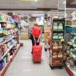 Una mujer haciendo la compra en un supermercado