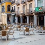 Una terraza vacía en una calle de Aranda de Duero