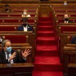 El presidente de la Generalitat, Quim Torra, durante el inicio este mediodía del pleno extraordinario del Parlamento de Cataluña, solicitado por el mismo, para abordar la decisión del rey Juan Carlos de trasladarse fuera de España.