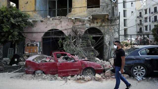 Un hombre camina por uno de los barrios destruidos, cercanos al puerto de Beirut, ayer