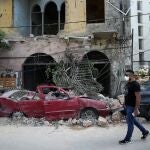 Un hombre camina por uno de los barrios destruidos, cercanos al puerto de Beirut, ayer