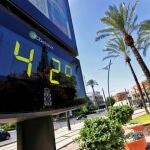 Un termómetro marca 42 grados en el centro de la capital murciana