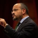 El diputado y portavoz del PPC, Alejandro Fernández, durante su intervención en el pleno extraordinario del Parlamento de Cataluña, solicitado por el presidente de la Generalitat, Quim Torra, para abordar la decisión del rey Juan Carlos de trasladarse fuera de España. EFE/Enric Fontcuberta